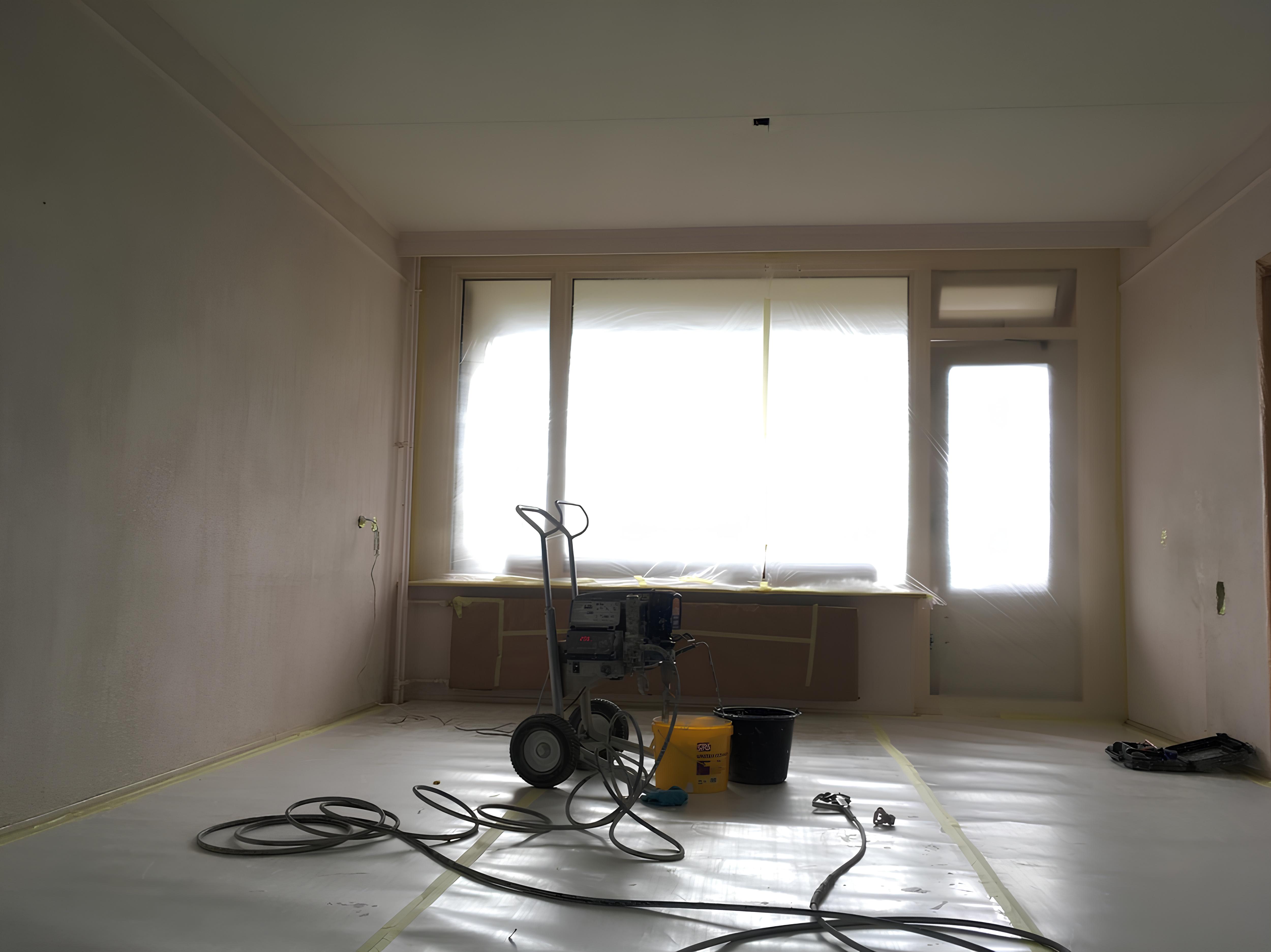 De muren en het plafond van de woning worden geschilderd